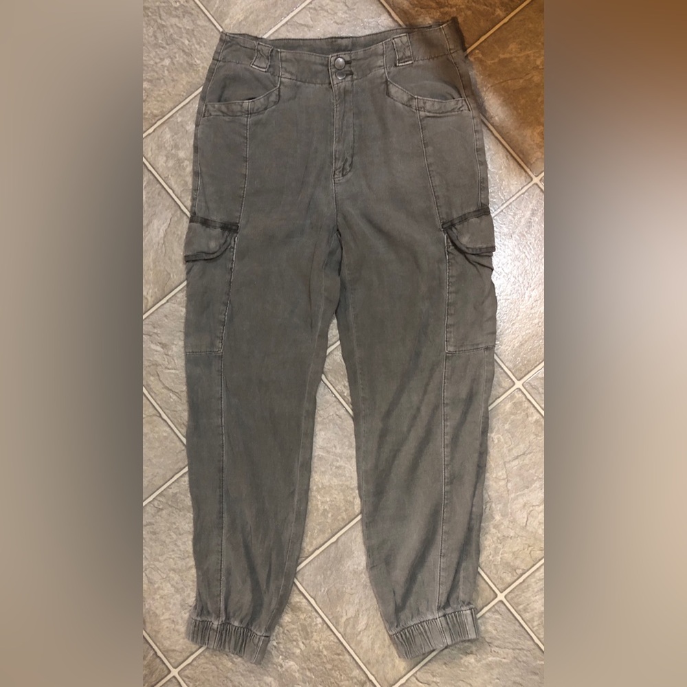 Women’s Olive Green Distressed Cargo Pants
American Eagle